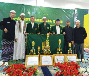 mahasiswa-uiidalwa-berpose-didepan-piala